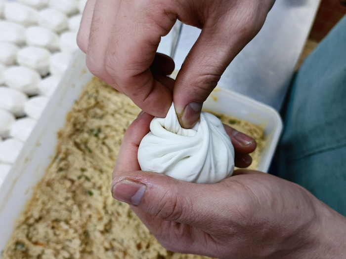 赖林远的手速很快，包好一个包子只需10秒。新京报记者 吴采倩 摄