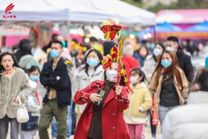 市民兴奋地展示刚买到的喜庆装饰品。