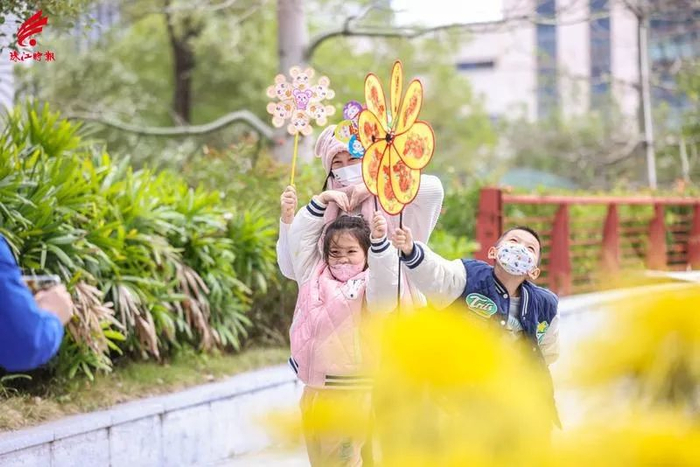 市民在花市合影留念，开心溢于言表。