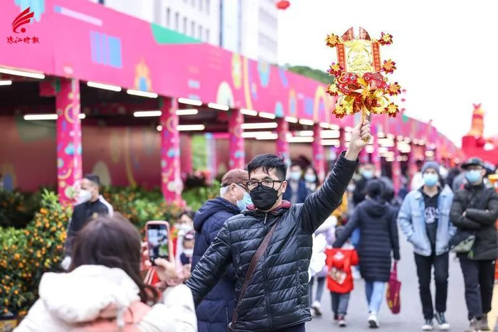 市民在迎春花市拍照打卡。