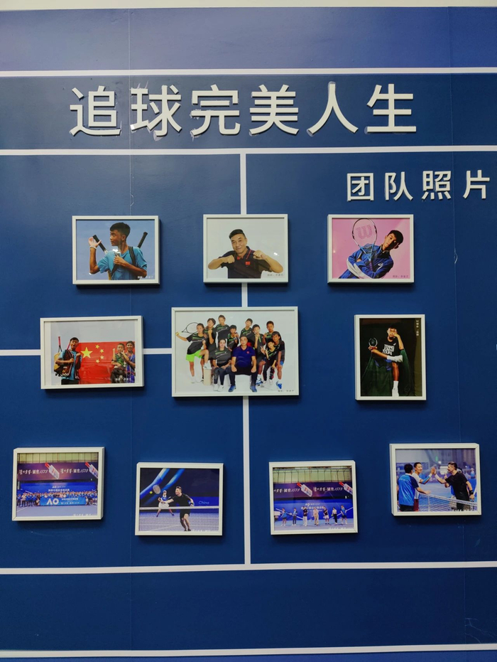 ‍‍‍‍野象俱乐部门口张贴了很多王发的照片。新京报记者 汪畅 摄