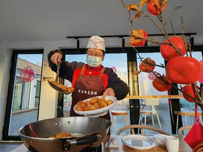 今年春节，井庄镇醉美厨娘团队，让延庆市民足不出户就能享受定制餐饮上门制作的贵宾级服务。通讯员 张思琪 摄