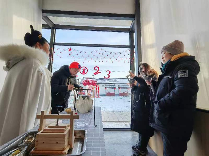 井庄镇为游客准备了丰富多彩的民俗体验活动。通讯员 张思琪 摄