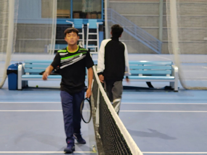 2022年12月31日，队内比赛结束后，王发（左）和队友击掌，然后走向训练场边。新京报记者 汪畅 摄