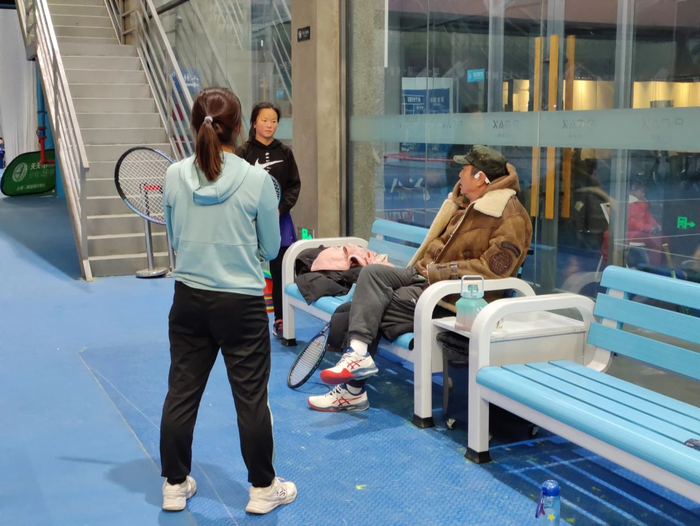 2022年12月31日，野象俱乐部总教练张晓洪在场边指导两位队员。新京报记者 汪畅 摄