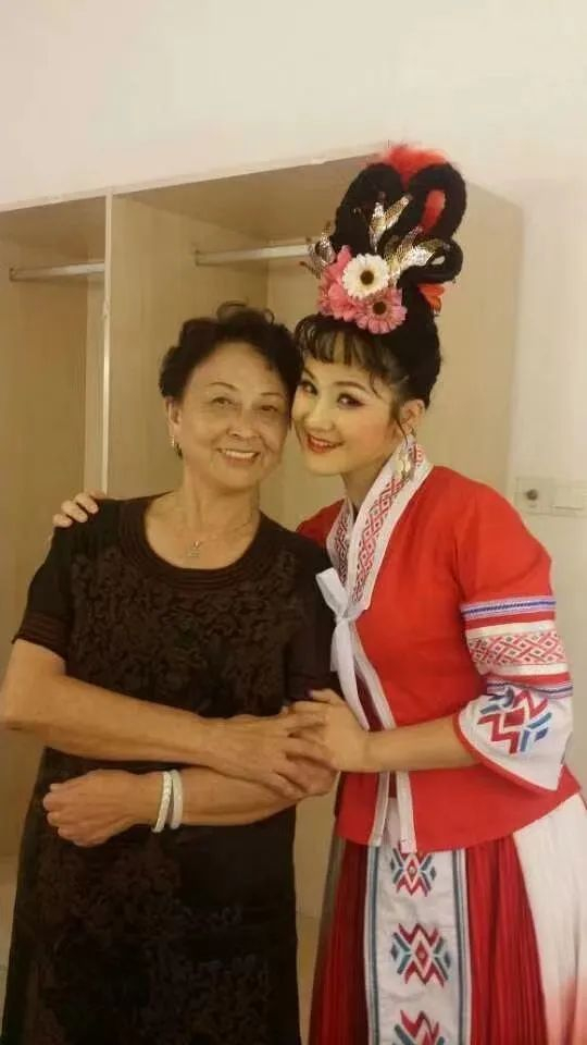 ▲王予嘉（右）珍藏与马若云（左）的合影