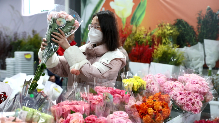 　顾客在汉口北鲜花小镇选购鲜花。新华社记者 潘志伟 摄