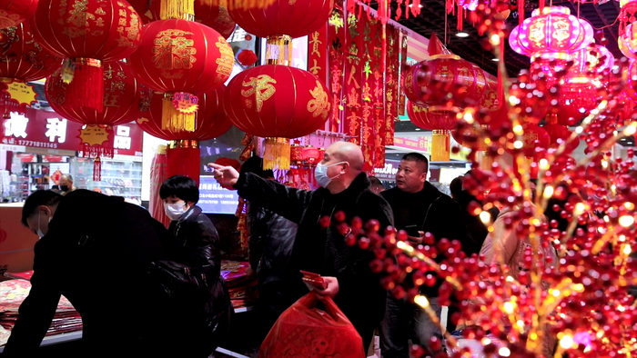 　顾客在汉口北文体玩具城文体饰品店选购年货。新华社记者 潘志伟 摄