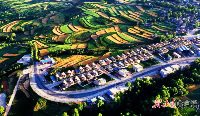 积石山县异地搬迁安置点。