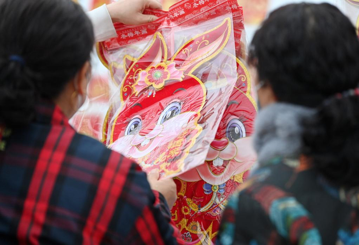 　　1月12日，两位顾客在西路庄大集上挑选新春饰品。新华社记者 李然 摄