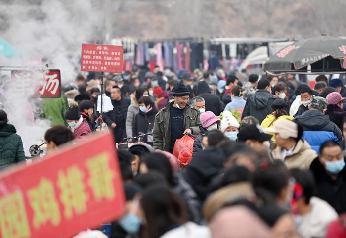 　1月12日，在西路庄大集上，人们前来赶集。