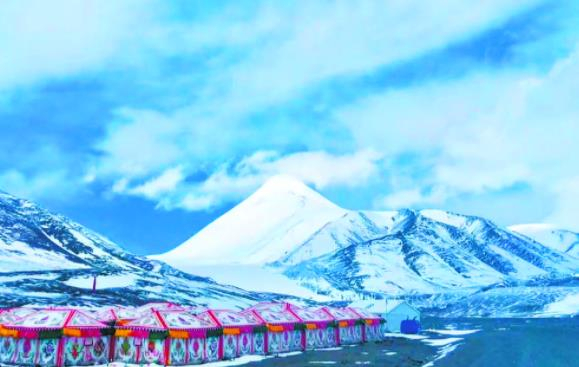 玉珠峰下的登山大本营。程宦宁 李生健 摄