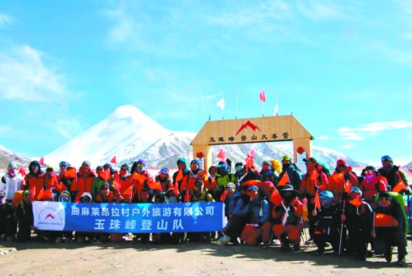 络绎不绝的游客来到玉珠峰。程宦宁 李生健 摄