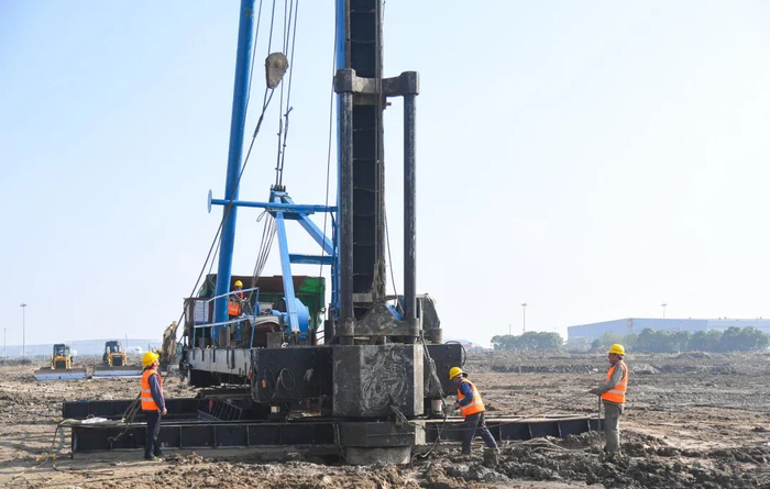 浦东机场四期扩建工程智能货站项目打下首桩