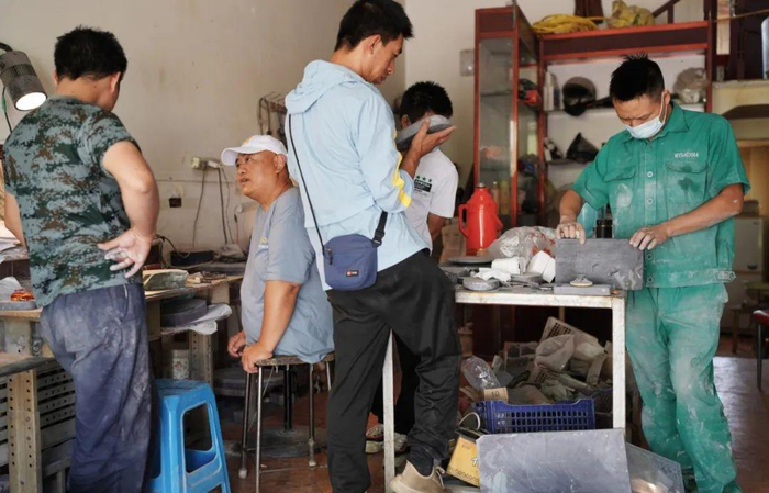 王辉的学生开始有一些手工作坊，他也定期去跟学员交流，给予一些技术，以及市场上的指导。新京报记者 陈杰 摄