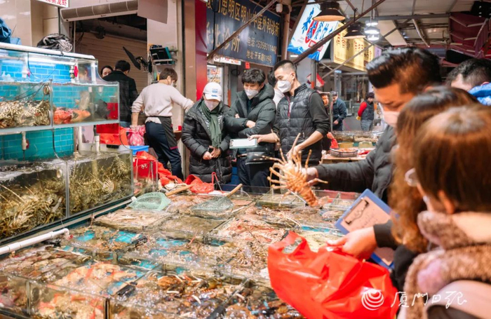 昨天下午雨水停歇后，街头很快又恢复了喧闹。（本报记者 林铭鸿 摄）