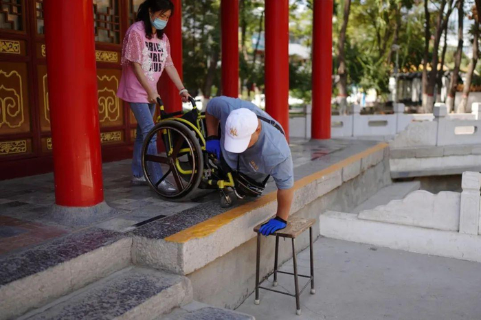 王辉的门店前有个半米多的高槛，他每次上下时都比较吃力，下雨地滑的时候，需要伙伴帮忙。新京报记者 陈杰 摄