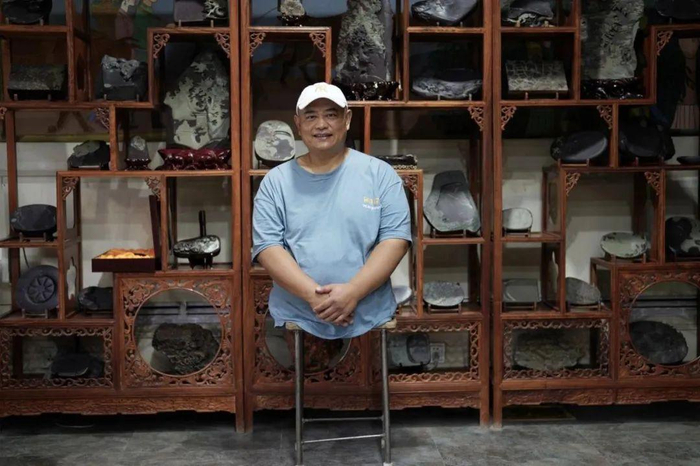 在王辉的身后，是他自己和优秀学员的作品，也是被评为区级和市级非遗传承人的贺兰砚雕刻精品。新京报记者 陈杰 摄