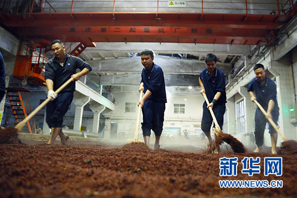 茅台制酒工人在车间劳作。新华网 卢志佳 摄