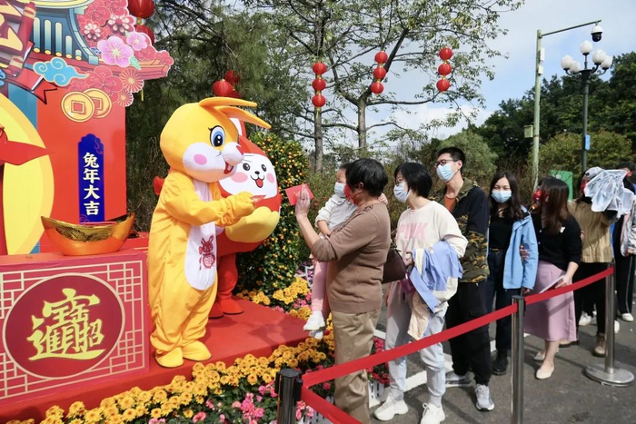 财兔福兔向游客派利是、送福米。信息时报记者 徐敏摄