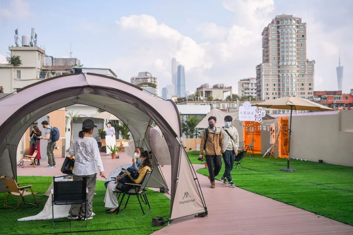 楼顶的露营煮茶“叹花景”展位。信息时报记者 胡瀛斌 摄