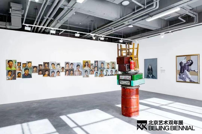 北京艺术双年展——“可见的浪漫：有关北京的记忆与想象”展览现场。
