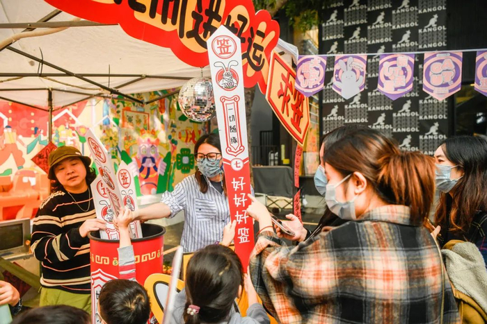 集市现场。 信息时报记者 胡瀛斌 摄