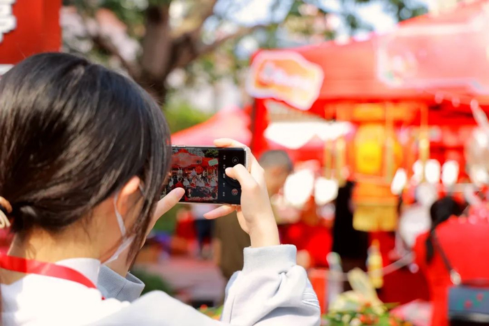 市民打卡拍照。信息时报记者 郭柯堂摄