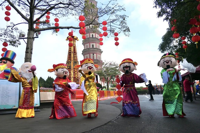 莲花山首次开展采五福民俗大巡游。信息时报记者 徐敏摄