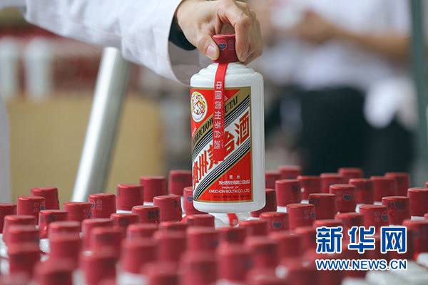 包装中的茅台酒。新华网 卢志佳 摄