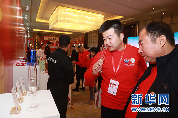 “茅粉”在“茅粉节”上品鉴茅台轮次酒。新华网 卢志佳 摄