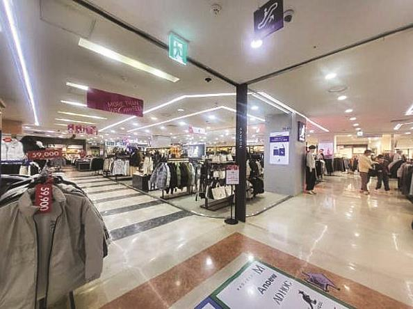             处于营业时段的韩国首尔“W购物中心”冷冷清清  图GJ          