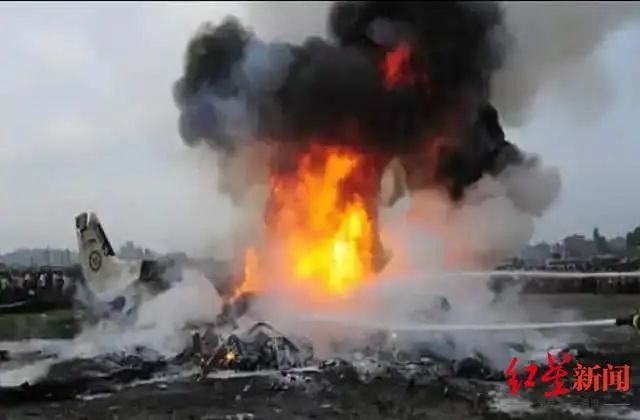 残骸燃起大火