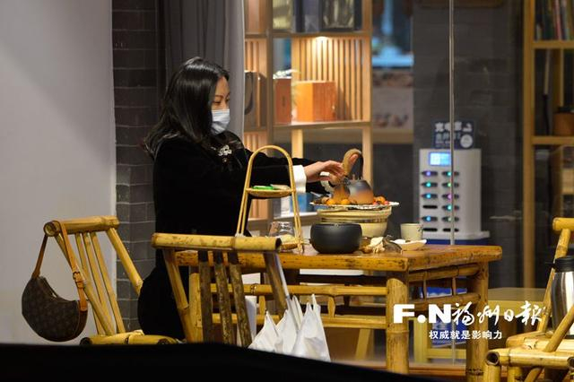 市民在大众茶馆围炉煮茶。记者 池远 摄