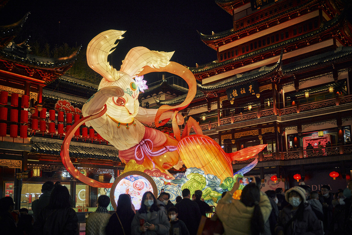 2023年元月，上海城隍庙。豫园中心广场的兔子灯。本文图片均为澎湃新闻记者 丁晓文 图