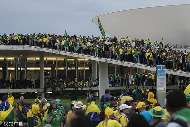 当地时间2023年1月8日，巴西巴西利亚，前总统博索纳罗的支持者冲击国会。本文图片 人民视觉 资料图