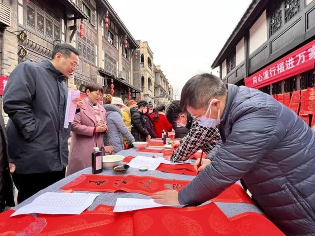 写对联送祝福活动现场/图源潼南发布 