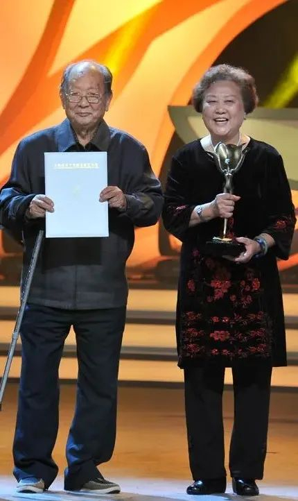 马科（左）与童正维在第25届“白玉兰戏剧奖”颁奖仪式上