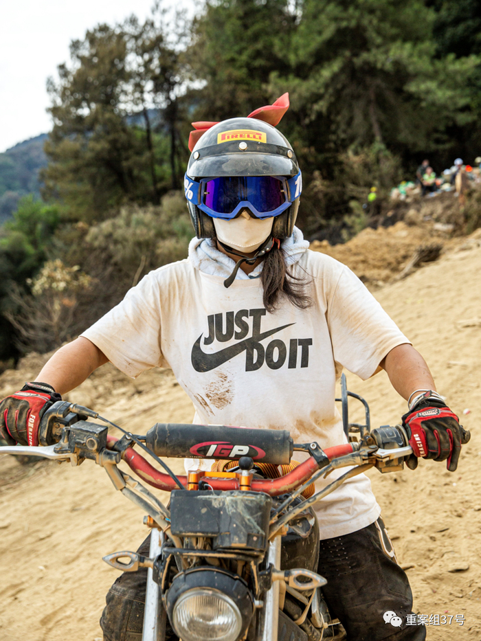 2022年8月26日，重庆市璧山区缙云山上，骑越野摩托车运送物资的吴朴慧。新京报记者 郑新洽 摄