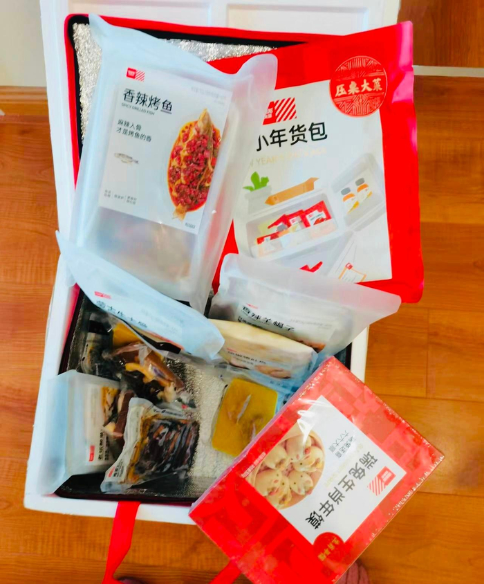 餐饮商家定制搭配的年货礼盒。（中国商报记者 贺阳/摄）