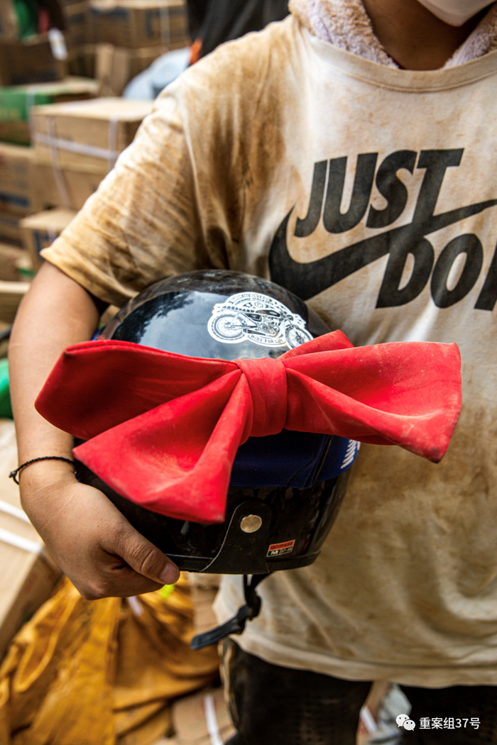 2022年8月26日，吴朴慧头盔上的红色蝴蝶结已经被尘土染脏。新京报记者 郑新洽 摄
