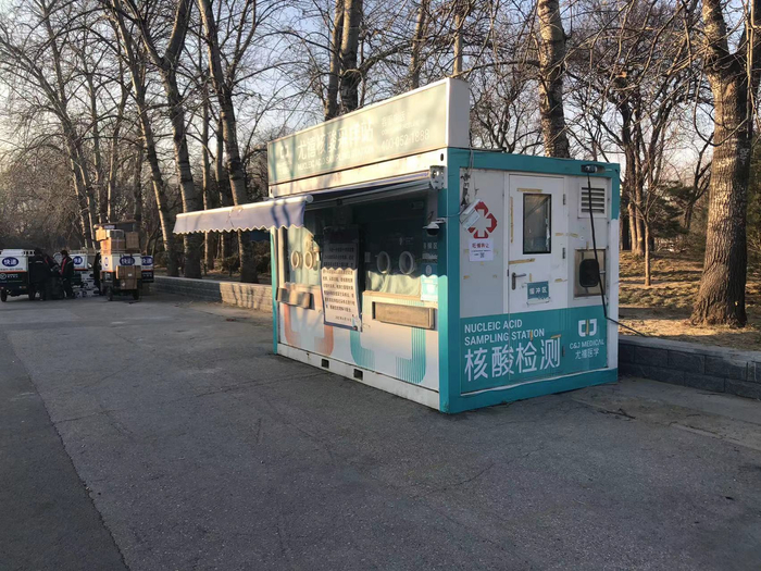 市民反映健安东路上一座核酸检测亭已经闲置半年。