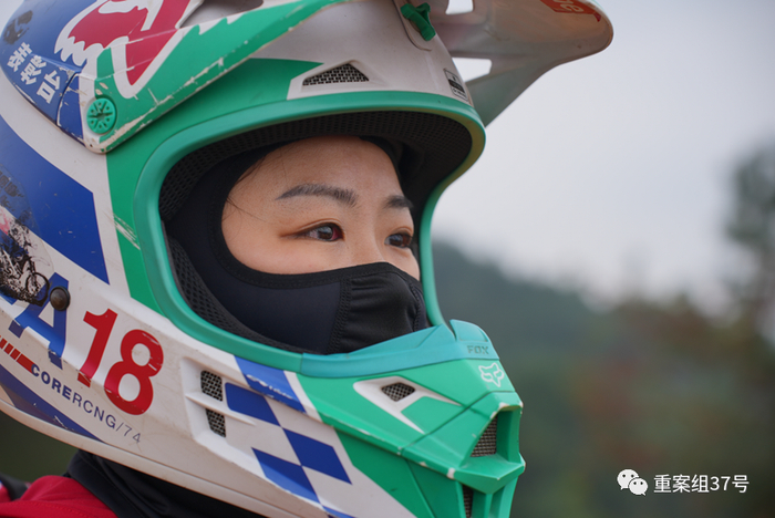 吴朴慧的这只绿色头盔，已经戴了五年。新京报记者 贺俊怡 摄