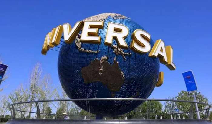 ▲环球影城标志雕塑。图/新京报记者 郭延冰 摄