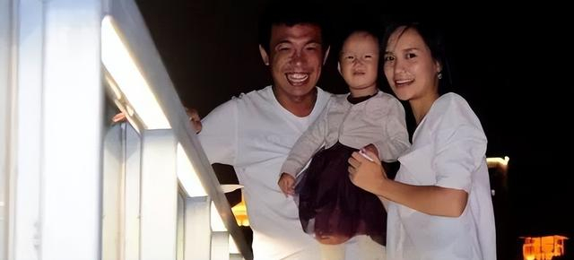 天津名宿于根伟梅开二度相比之前的国足大佬,于根伟虽然结婚少了一场