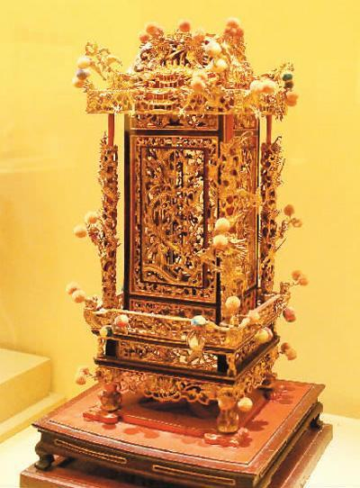 清金漆木雕人物龙纹桌灯。杜建坡摄