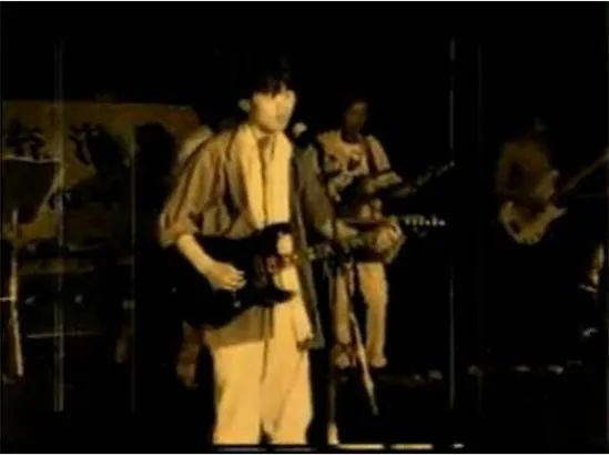 “世界和平年”首届百名歌星演唱会上的崔健