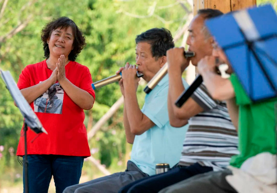 ▲2022年9月28日，一些老人在北京丰台区久敬庄公园里休闲娱乐。新京报记者 陶冉 摄