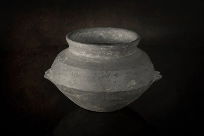 ▲泥质黑陶罐 崧泽文化（同里遗址出土）