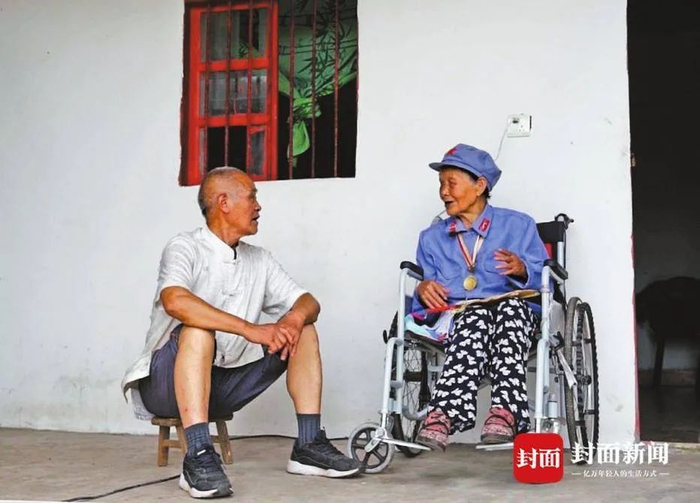 王少连与大儿子张必良话家常。封面新闻记者 李佳雨 摄